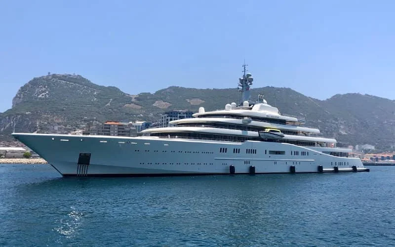 Superjacht Russische miljardair Roman Abramovich voor kust Marokko gezien