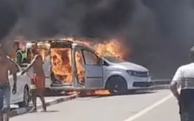 Vakantieganger kookt tajine en zet auto in brand op strand Al Hoceima (video)