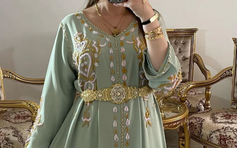 Algerijnse ontwerpster in Parijs bedreigd om Marokkaanse kaftan