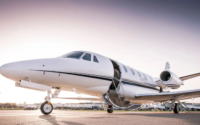 Privéjets en concerts: vragen over geldstromen vereniging Nador