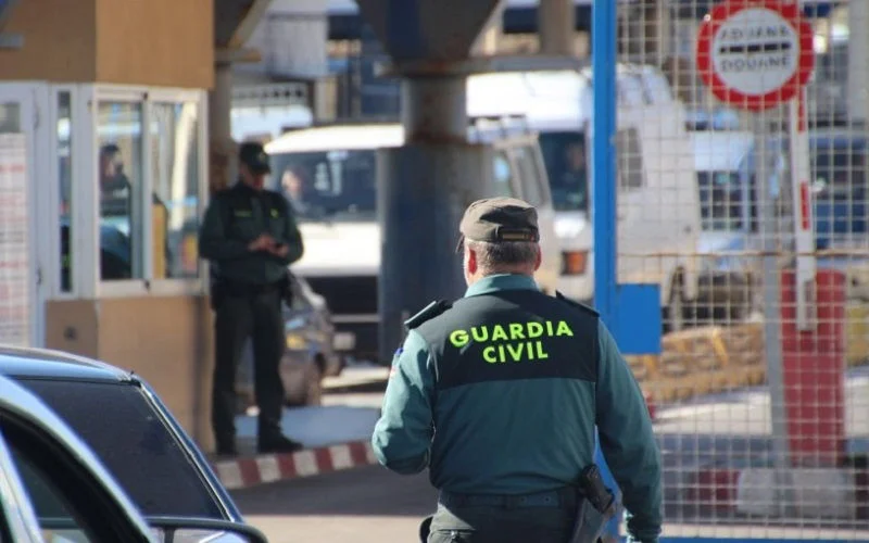 Politie vindt gezochte crimineel onder bestelwagen bij grens Melilla