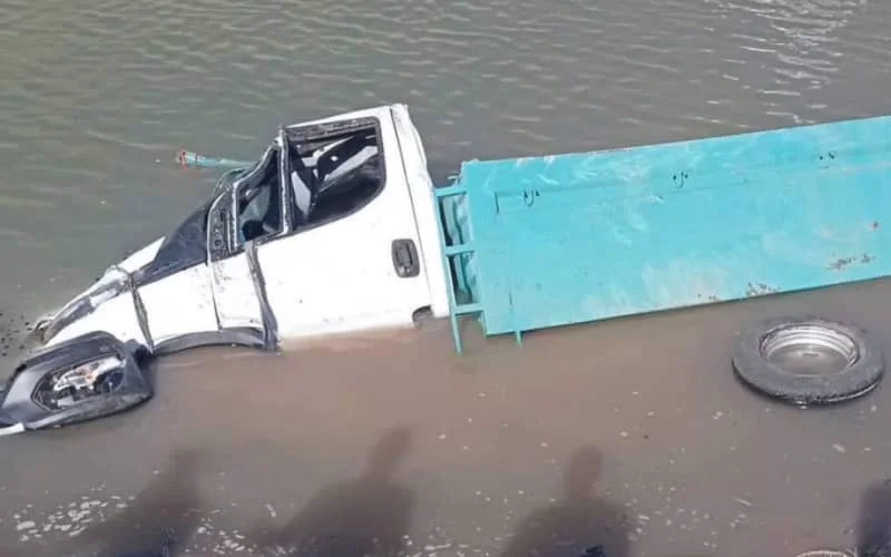 Vrachtwagen valt in meer Bin El-Ouidane, twee doden (video)