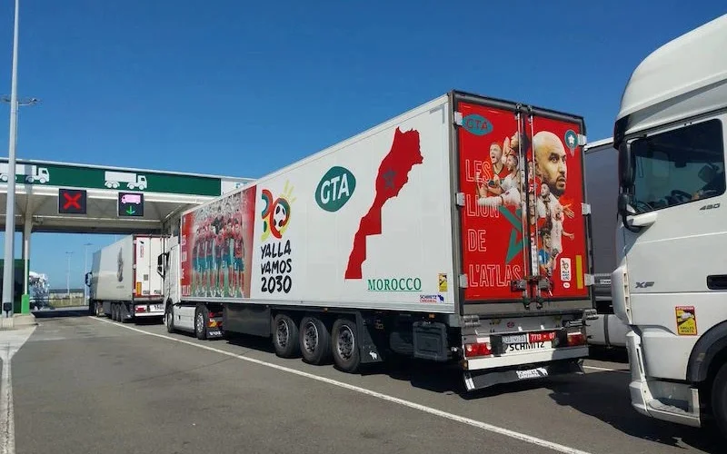 Vrachtwagens met Marokkaanse symbolen door Europa (foto's)