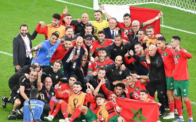 Algerijnse auteur Yasmina Kadhra prijst "moedige Atlas Leeuwen"