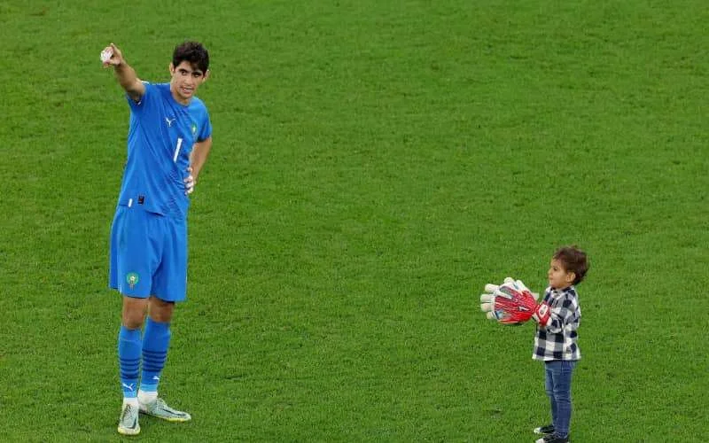 Yassine Bounou doet harten smelten met zoontje op WK (video)