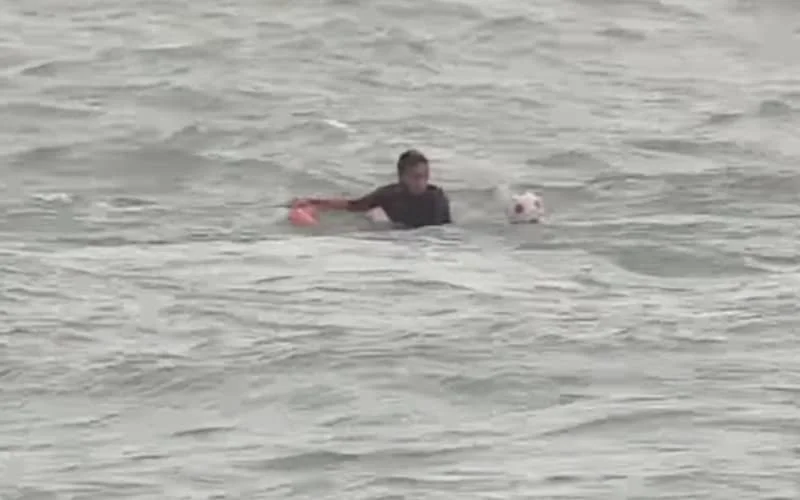 Yassine zwemt naar Spanje tijdens storm met enkel zijn voetbal (video)