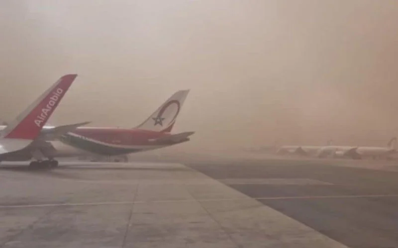 Hevige zandstorm legt vliegverkeer op luchthaven Nador Al Aroui stil (video)