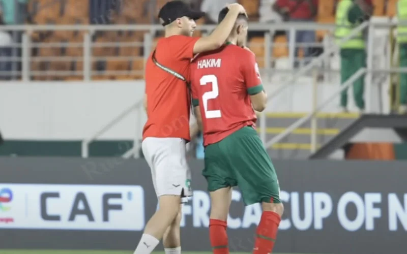 Mooie beelden: Ziyech troost Hakimi na nederlaag op Afrika Cup (video)