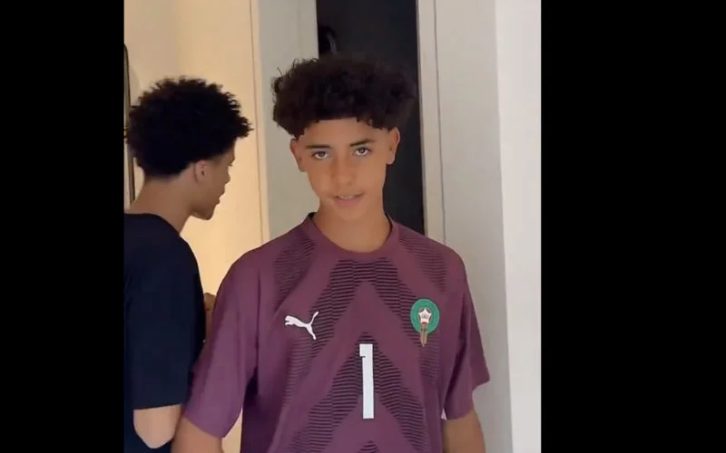 Cristiano Junior provoceert vader met shirt Yassine Bounou
