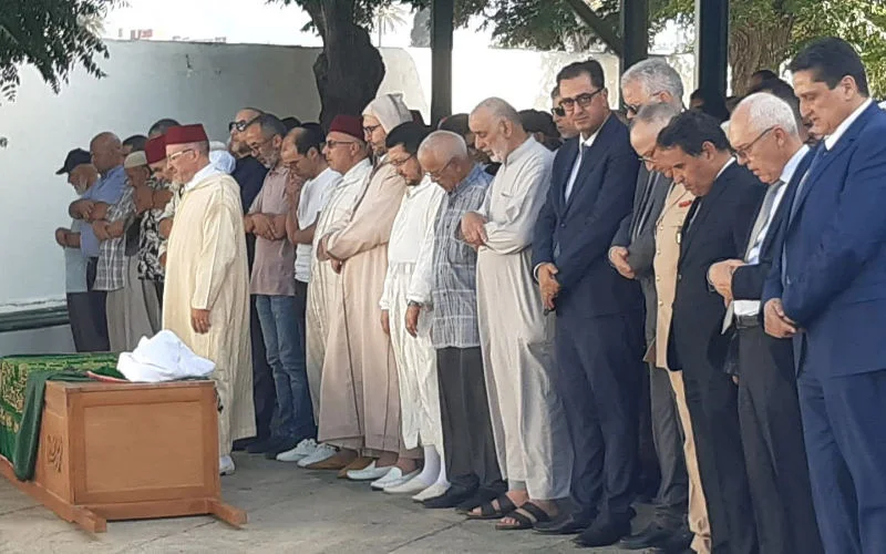 Minister Laftit neemt afscheid van overleden zus in Tetouan