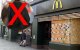 Jonge vrouw mag McDonald's niet binnen vanwege hoofddoek (video)