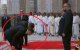 Nieuwe minister bespot om overdreven handkus aan Mohammed VI (video)