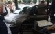 Auto rijdt terras café op in Fez