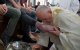 Paus Franciscus wast en kust voeten Marokkaan
