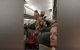 Vrouw uit vliegtuig gezet na islamofobe uitspraken (video)