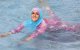 Activisten in boerkini bestormen zwembad in Parijs