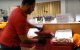 Belgische Marokkaan deelt gratis pizza's uit aan zorgpersoneel (video)