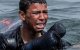 Kind zwemt door Middellandse Zee met zwemvest van plastic flessen (video)