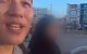Viral: tienermeisje stalkt Koreaanse vlogger op straat in Marokko (video)