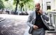 Acteur Walid Benmbarek runt afbouwbedrijf