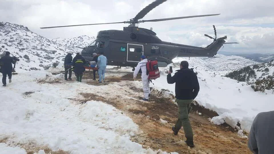 Vrouw bevalt van tweeling in besneeuwde bergen in Taza (foto's)