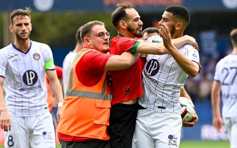 Supporter gearresteerd na omhelzen Zakaria Aboukhlal