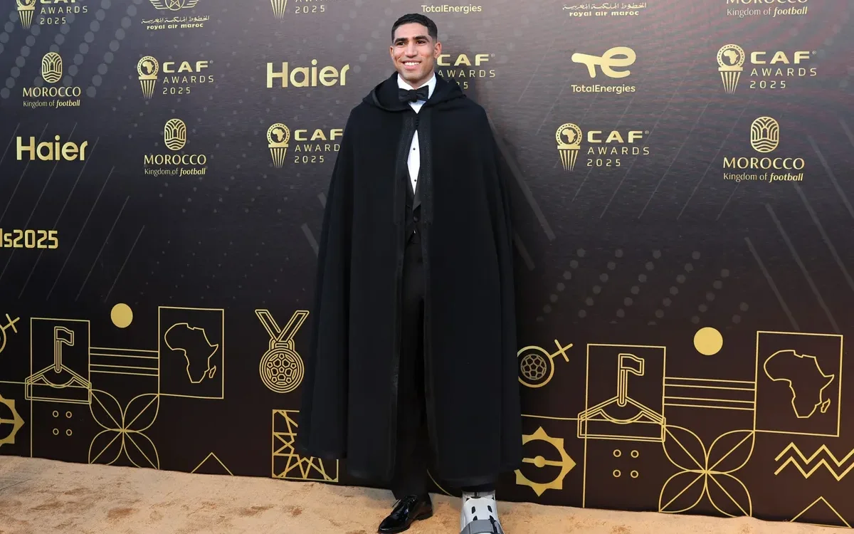 Achraf Hakimi in selham en met step op CAF Awards (video)