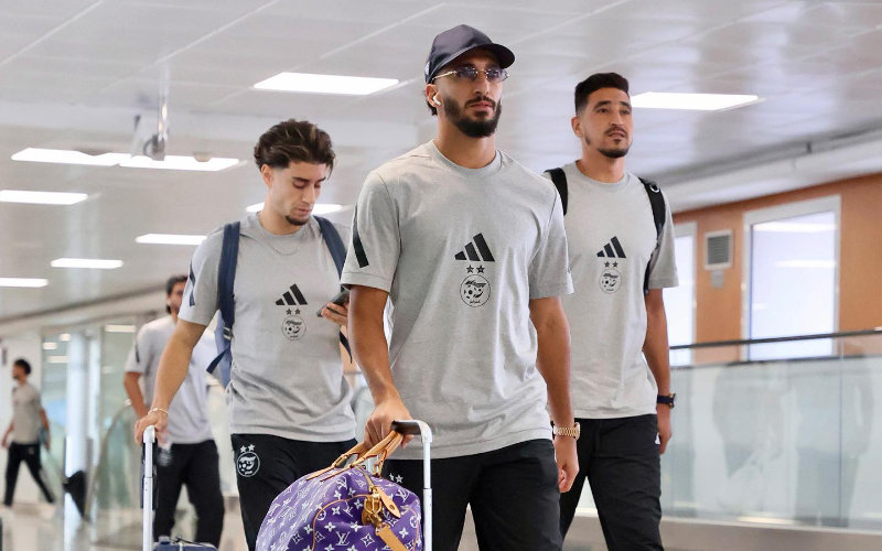 Algerijns elftal landt in Marokko