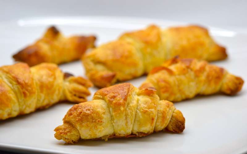 Croissants met kip mortadella