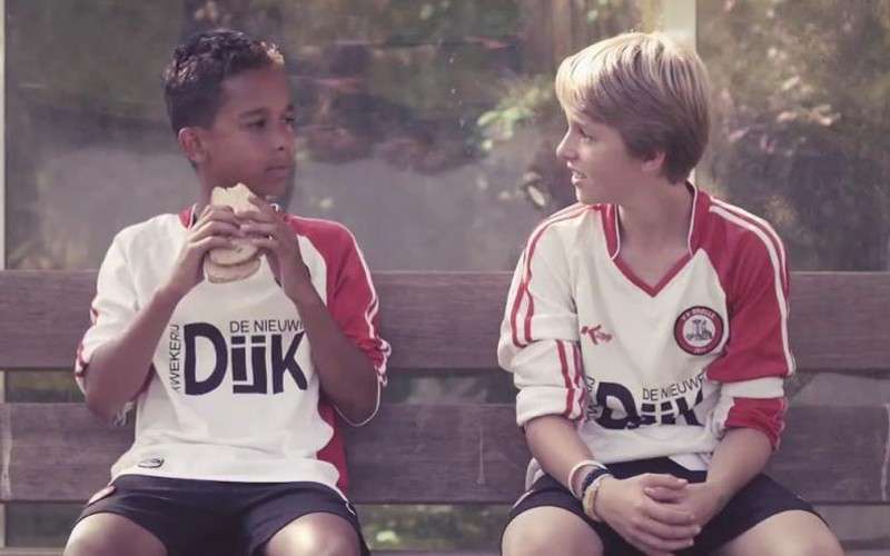 Jonge Badr Hari in pindakaasreclame 