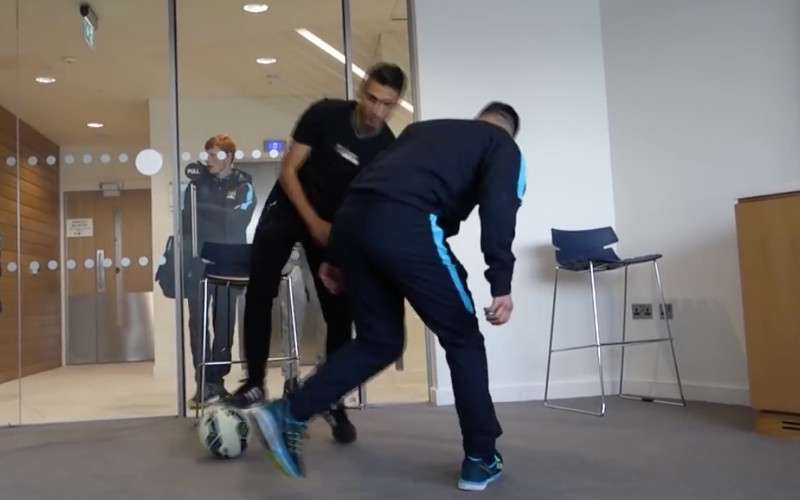 Soufiane Touzani geeft lesje voetbal aan toekomstige voetbaltalenten Manchester City