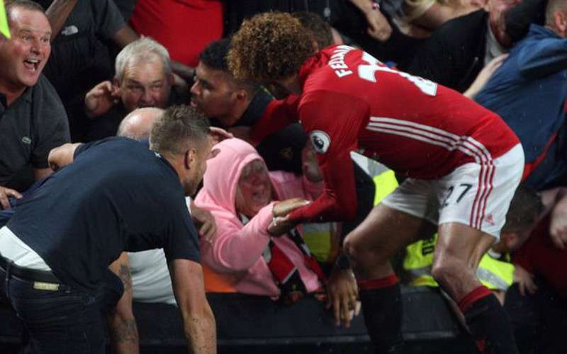 Marouane Fellaini redt vrouw tijdens wedstrijd (foto's)