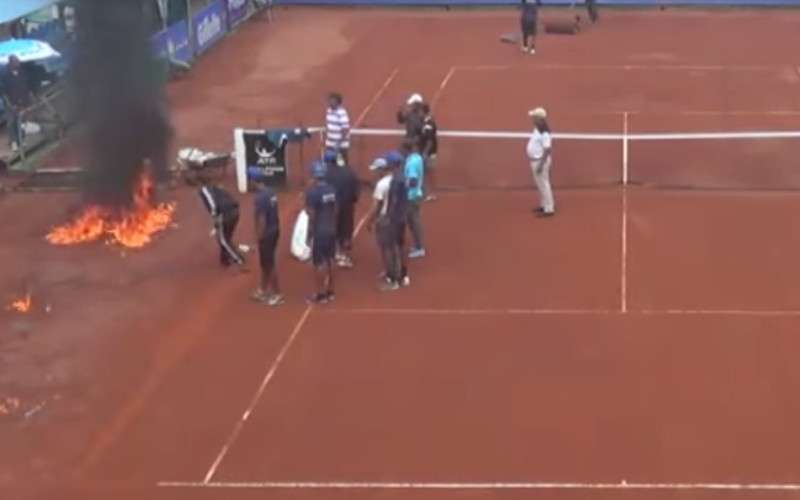 Tennisbaan tijdens toernooi in Casablanca in brand gestoken (video)