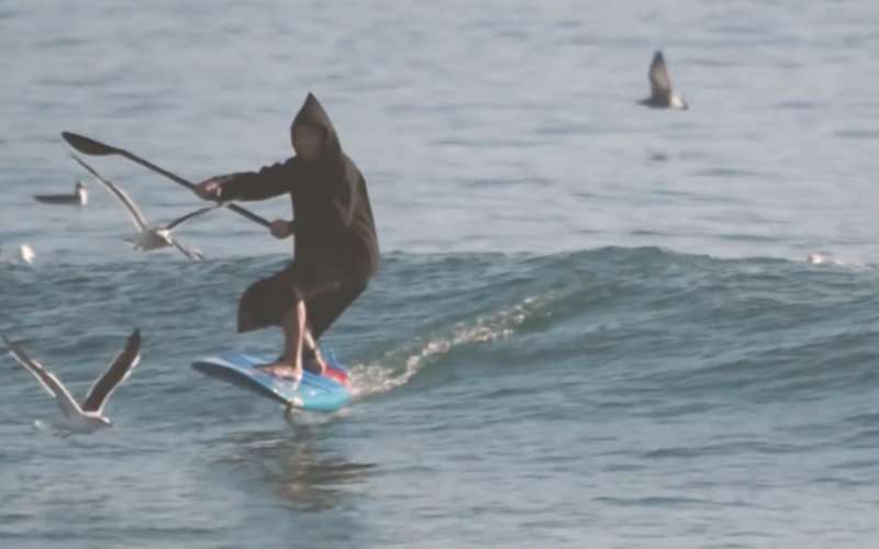 Surfen met een djellaba! (video)