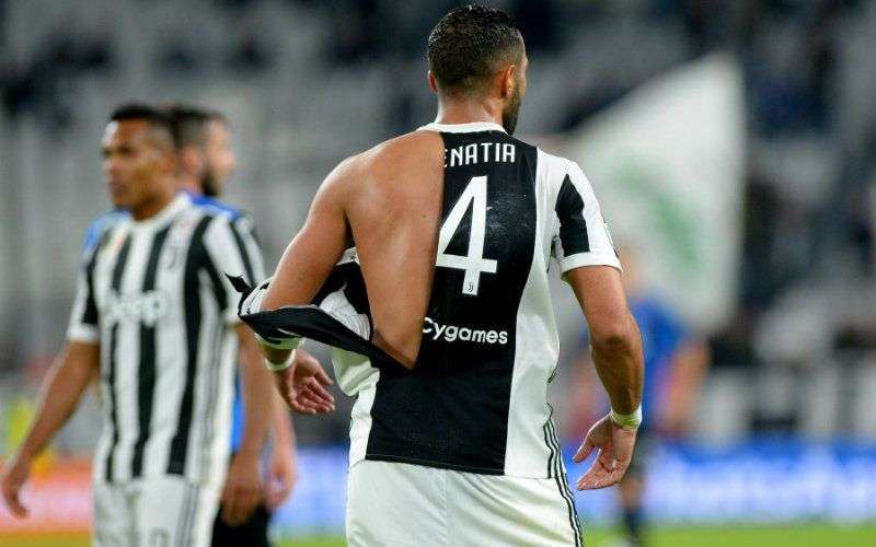 Tegenstander scheurt trui Benatia kapot tijdens wedstrijd (video & foto's)