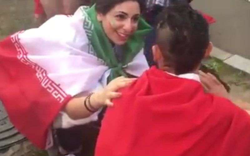 Mooi: Iraanse fan troost Marokkaanse supporter na nederlaag Marokko (video)