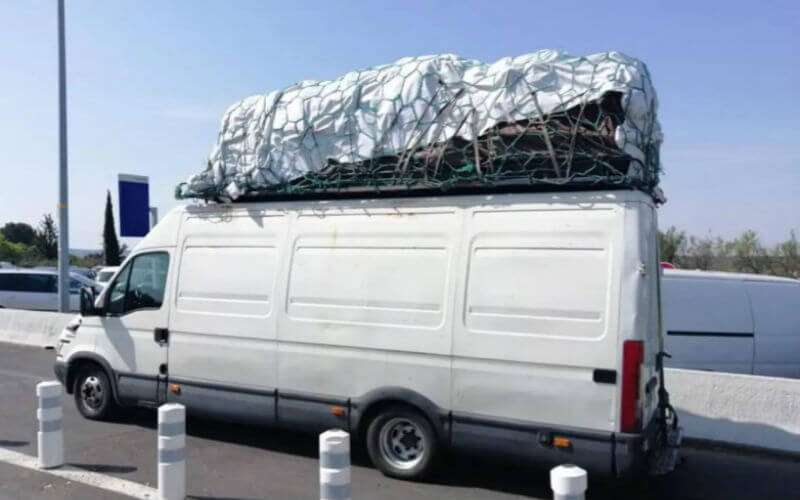 Onhandig artikel Nauwkeurigheid Busje op weg naar Marokko 9 ton te zwaar beladen (foto)