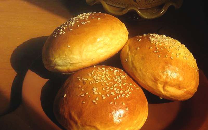 Melkbroodjes met sesamzaden