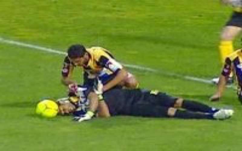 Doelman Anas Zniti slikt tong in tijdens duel