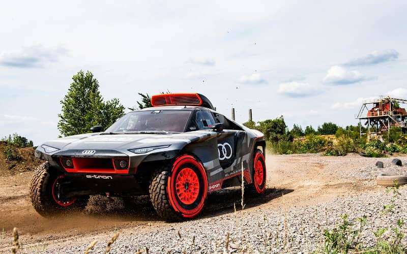 Autocoureur Carlos Sainz en Audi testen RS Q e-tron in Marokko