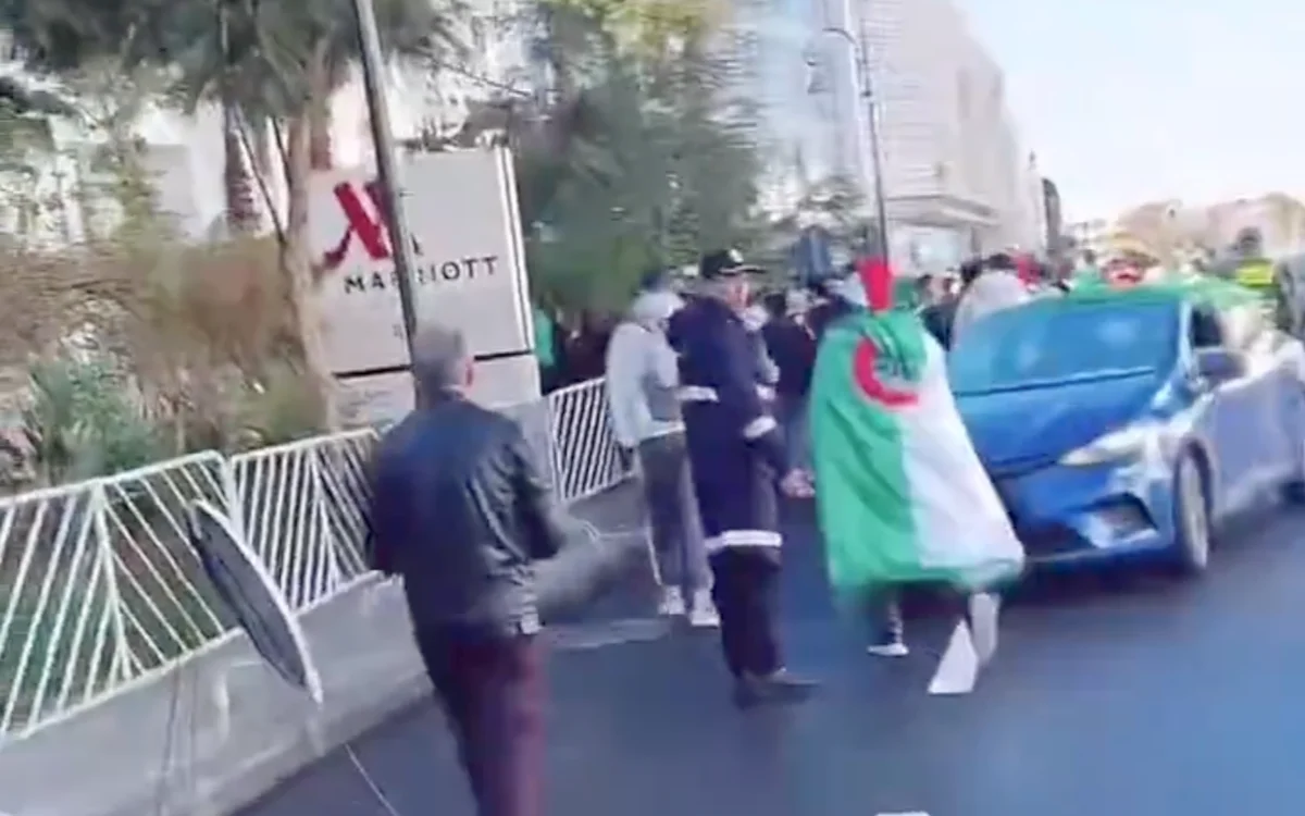 Chaos bij hotel Algerijns elftal in Rabat, ruime zege op het veld