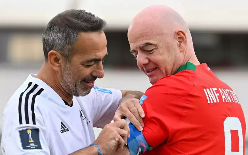 Foto Gianni Infantino veroorzaakt schandaal in Algerije
