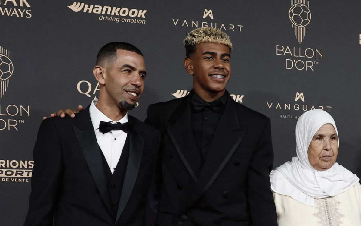 Grootmoeder Lamine Yamal viraal door djellaba op Gouden Bal-gala (video)
