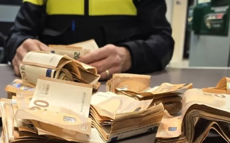 Repatriering Geld Nederlandse politie neemt 32.000 euro in beslag van bejaarde Marokkaan