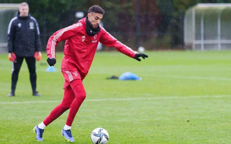 FC Barcelona offert twee spelers op om Mazraoui te contracteren