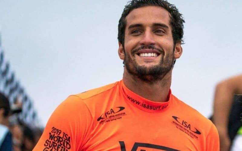 Ramzi Boukhiam draagt Marokkaanse vlag op Olympische Spelen