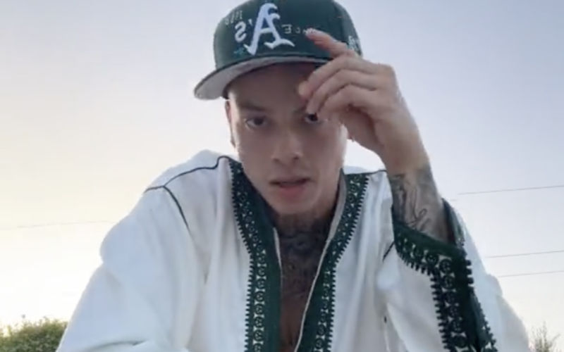 Britse rapper Central Cee in traditionele Marokkaanse outfit (video)