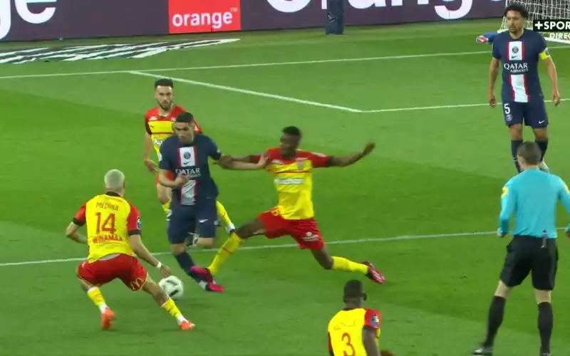 Achraf Hakimi vergeeft Salis Abdul Samed