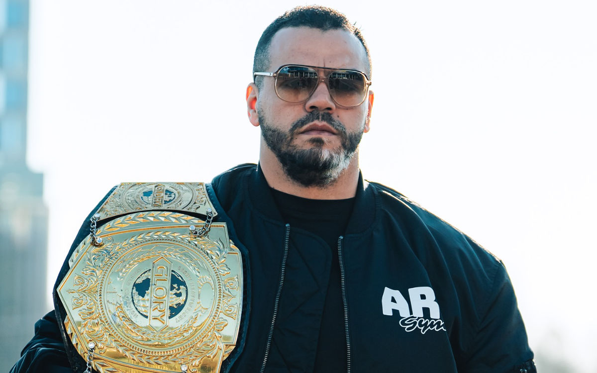 Tarik Khbabez blikvanger tijdens Glory 104 in Rotterdam