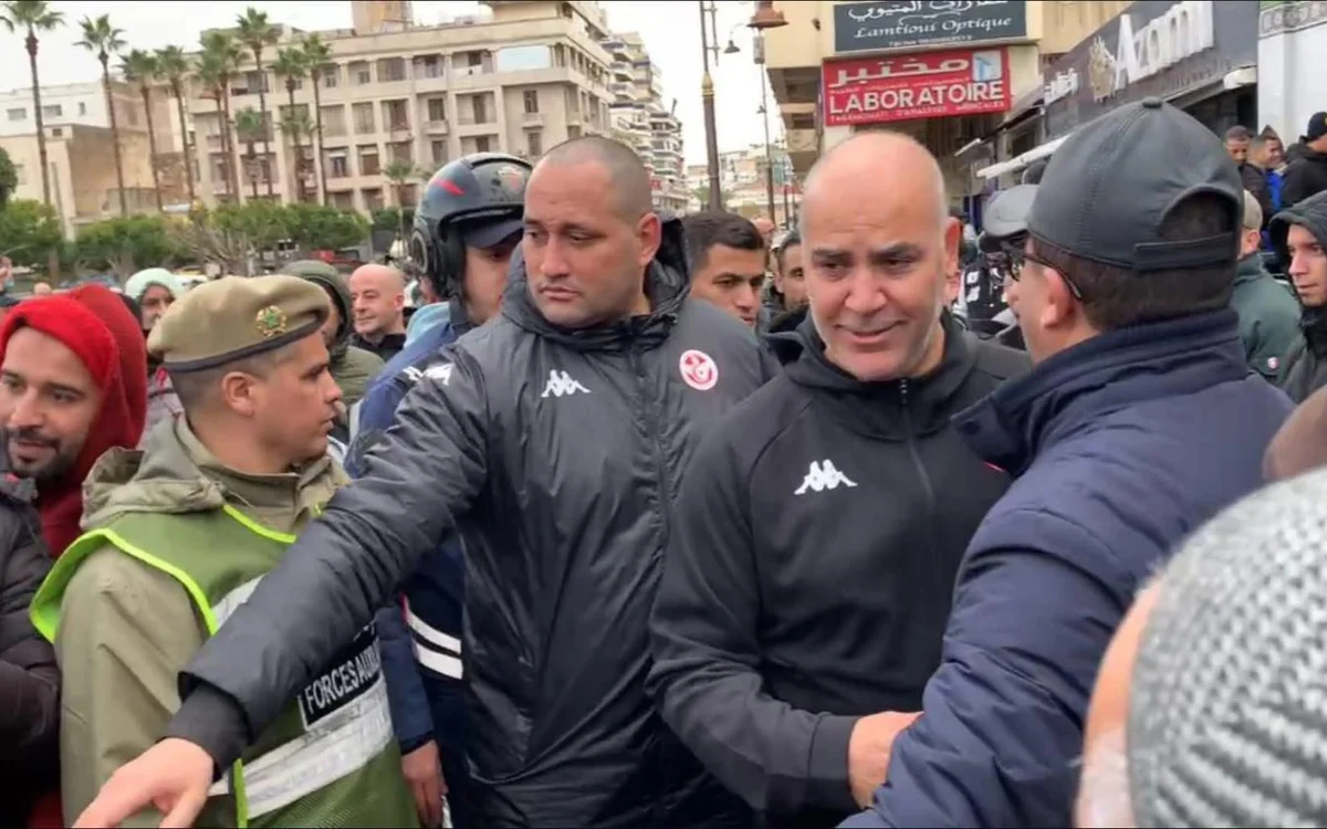 Tunesisch elftal zoekt verbinding met Marokkanen in moskee Fez 